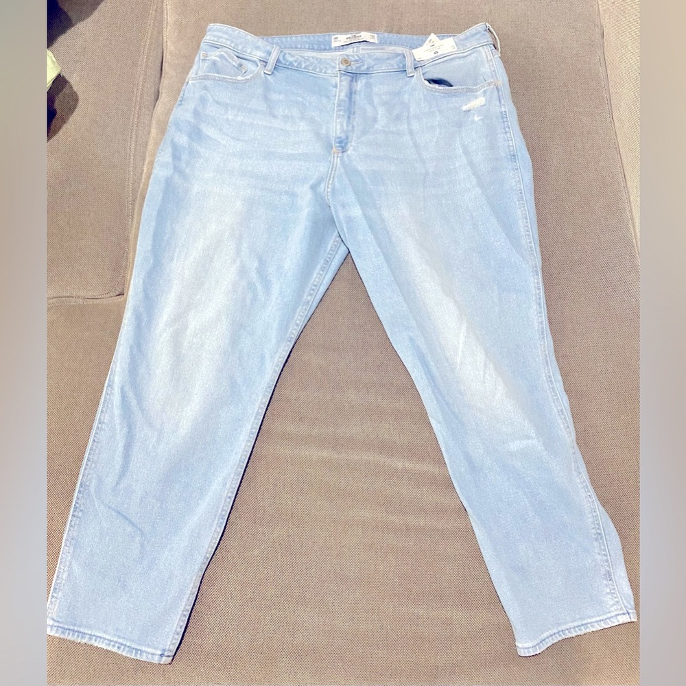 Hollister high rise distressed mom jeans - size 19R (w34 l27)